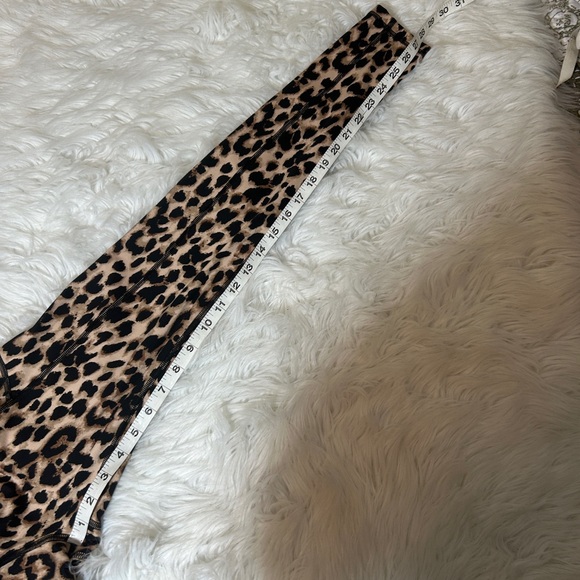 Victoria Secret Leopard Print Leggings Polyester Stretch Women's Size 4 Active - Picture 10 of 11